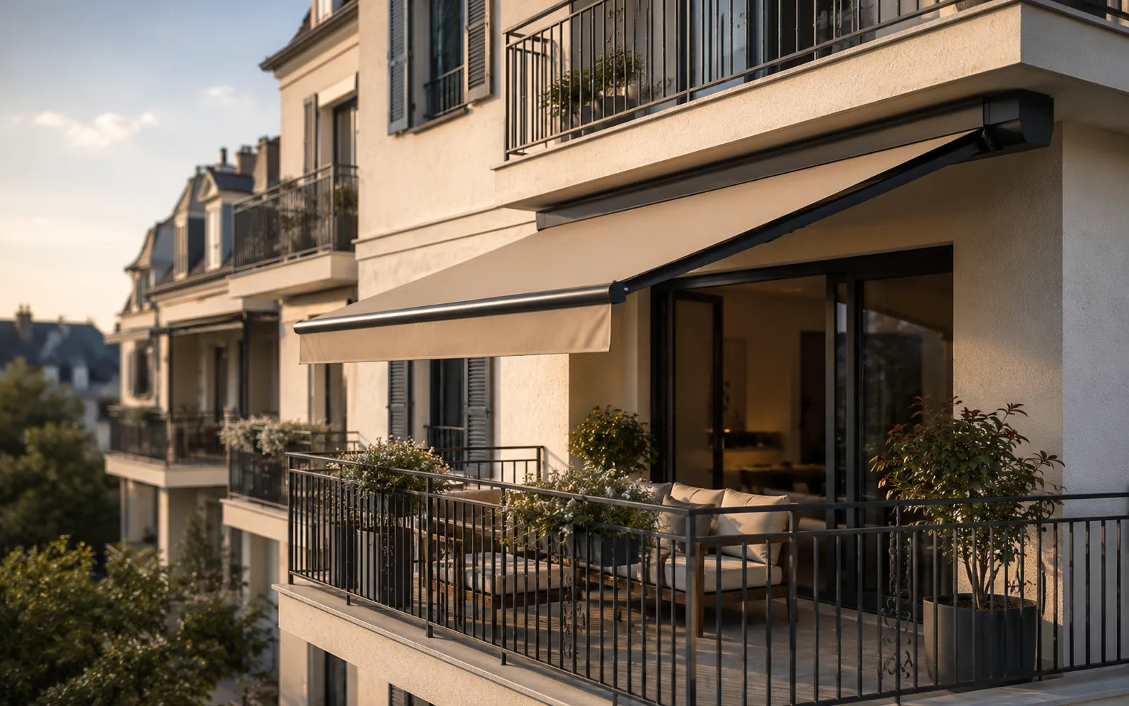 Store banne déployé sur un balcon en copropriété