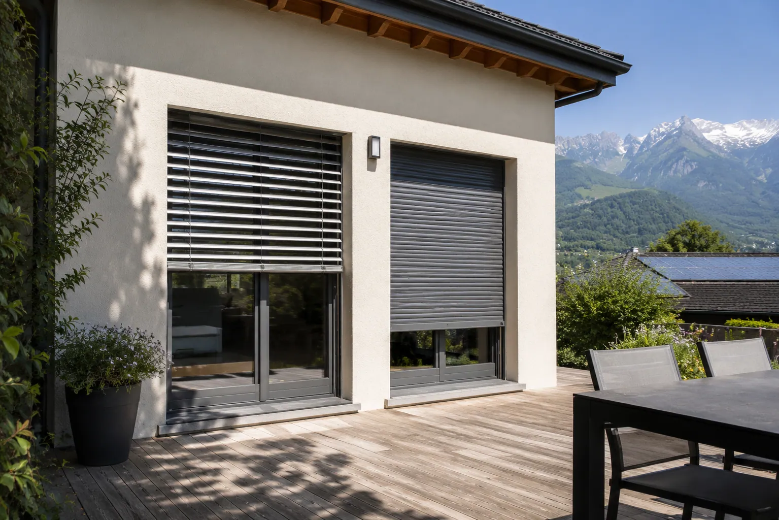Façade avec brise-soleil orientable et volet roulant face aux montagnes