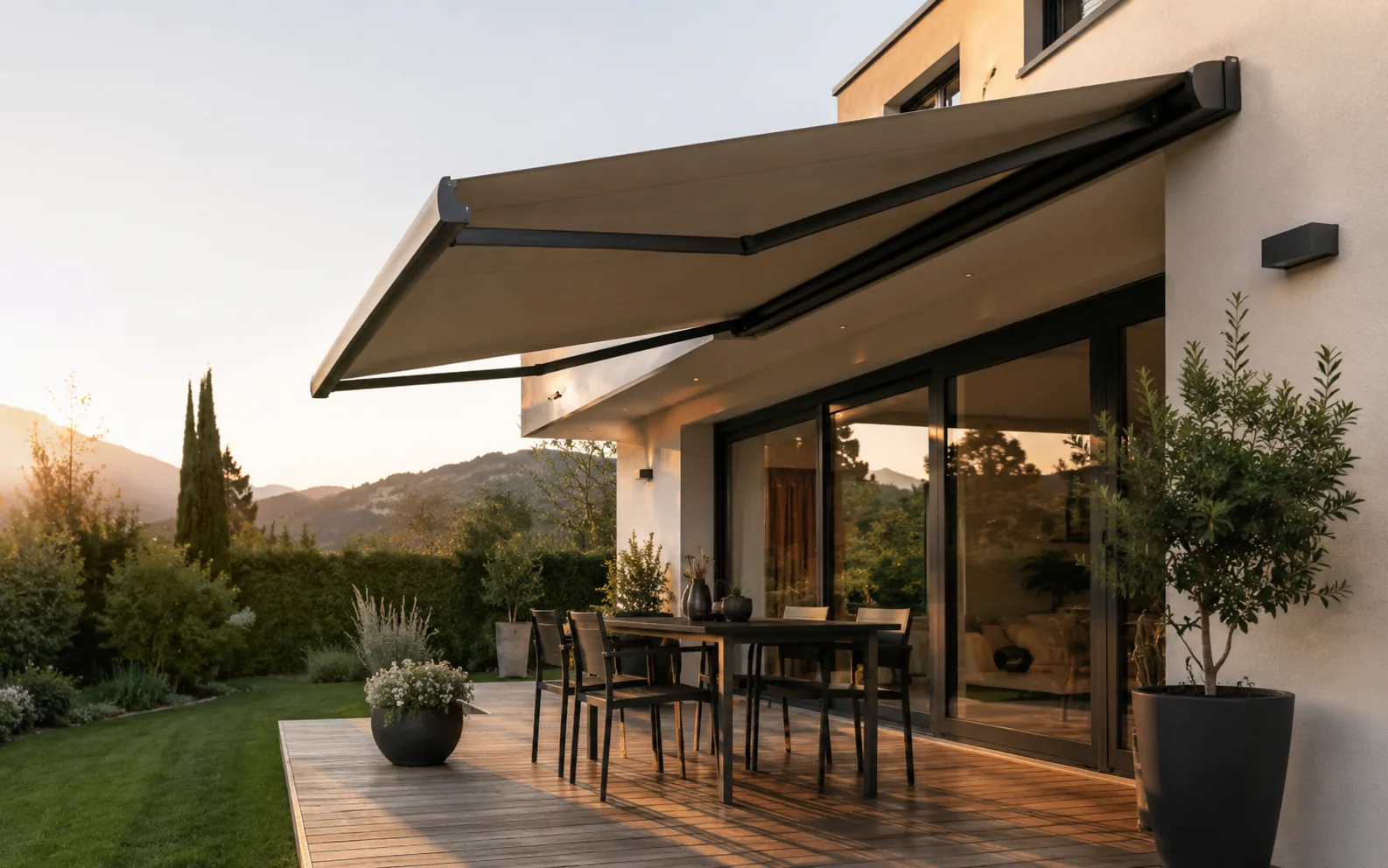 Store banne ouvert au-dessus d’une terrasse avec vue sur les montagnes