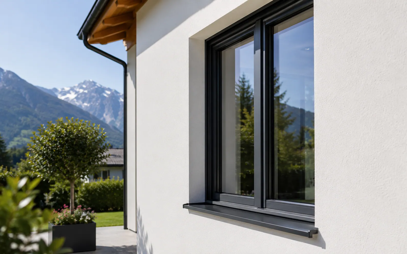 Fenêtre aluminium anthracite sur une maison avec vue montagne