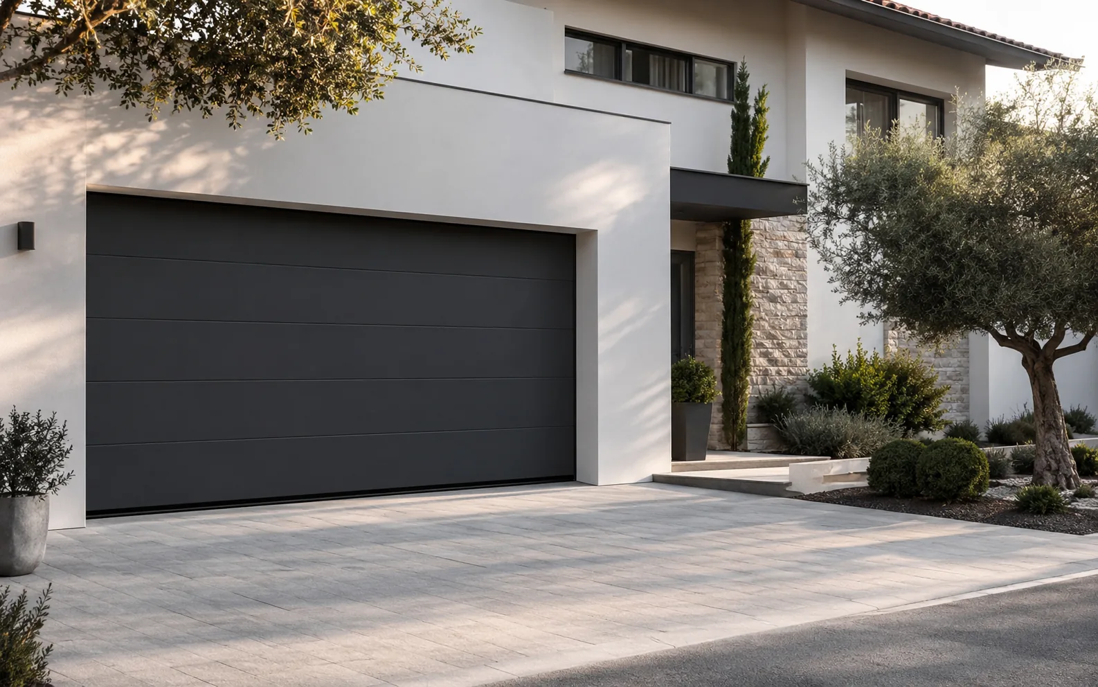 Porte de garage sectionnelle anthracite sur maison contemporaine